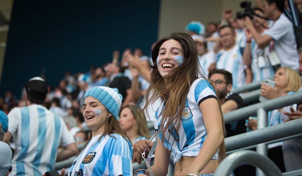 Các cổ động viên áo trắng xanh là nguồn cổ động lớn cho các cầu thủ Argentina