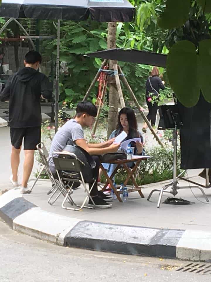 Lộ hình ảnh Hòa Minzy cùng đang ngồi đọc kịch bản cùng "hotboy bơi lội" Yoon Trần